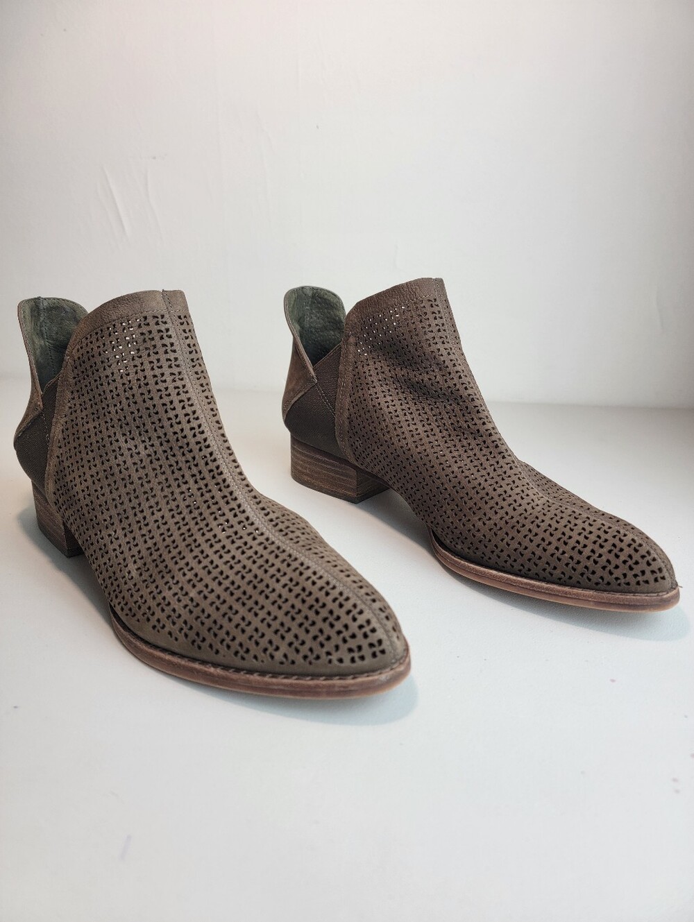 Vince Camuto Celena Brown Laser-Cut Nubuck Chelsea Ankle Boots Booties Sz 9 M - Picture 3 of 9
